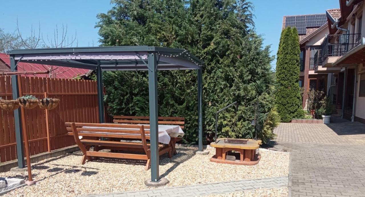Mediterran Apartman Es Vendeghaz Hajduszoboszlo Exterior photo