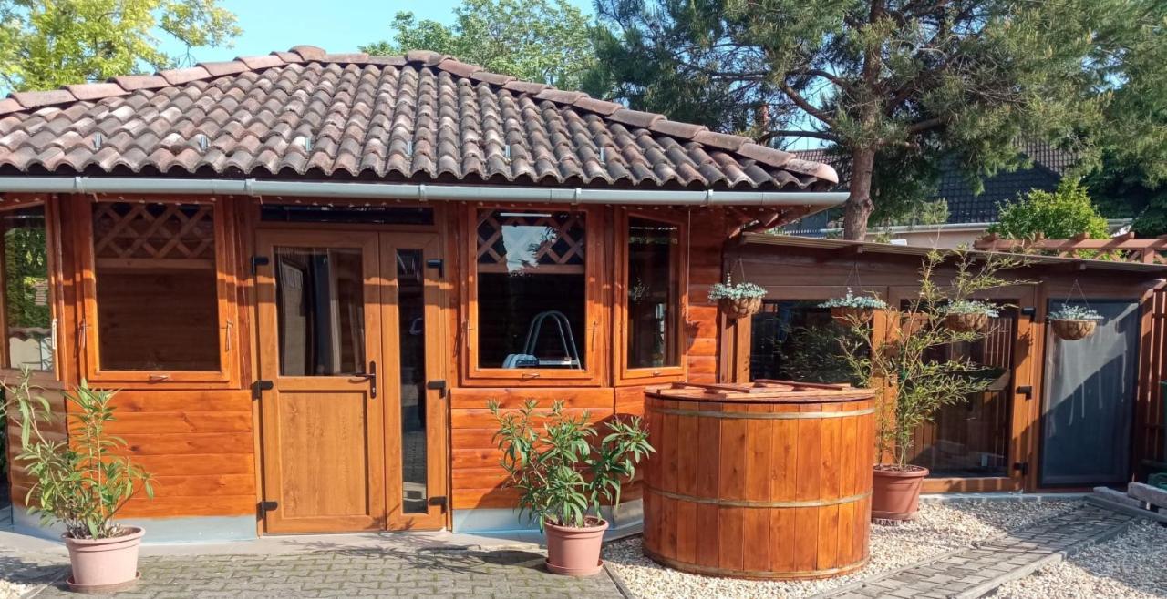 Mediterran Apartman Es Vendeghaz Hajduszoboszlo Exterior photo